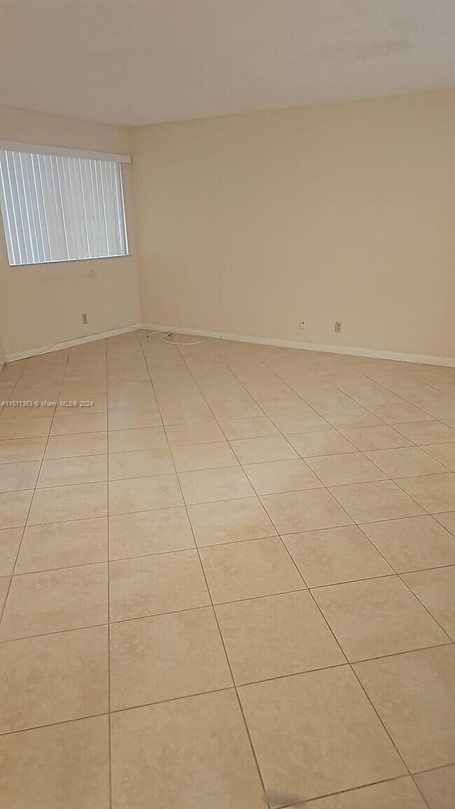 Building Photo - 9877 Westview Dr