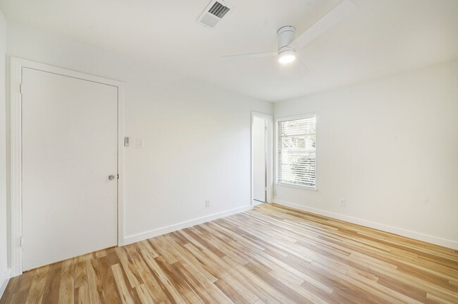 Building Photo - Charming 3 Bed 2 Bath Hyde Park Home for A...