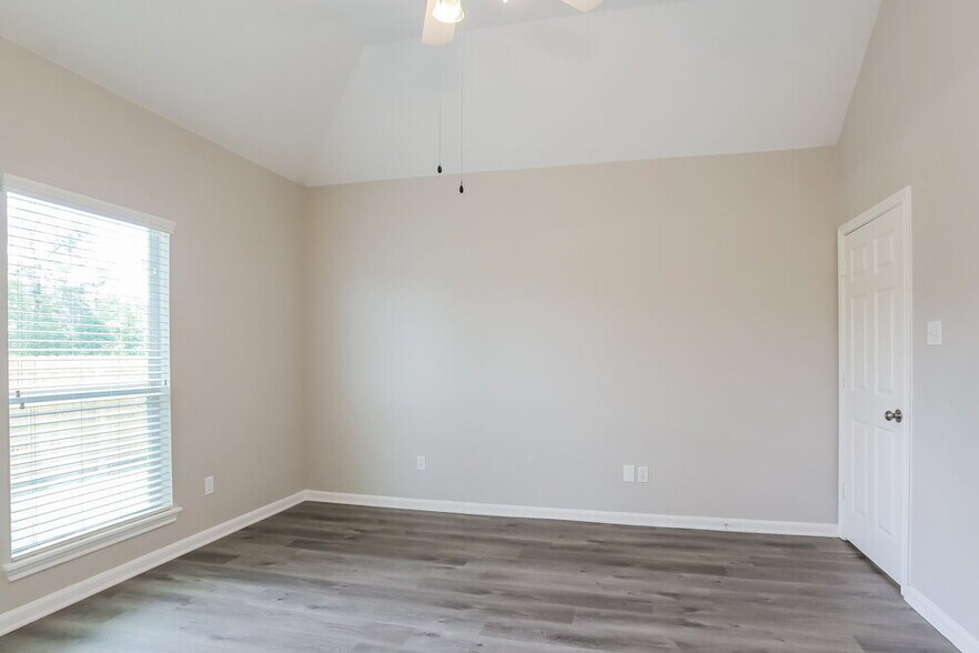 Building Photo - 985 Oak Falls Dr