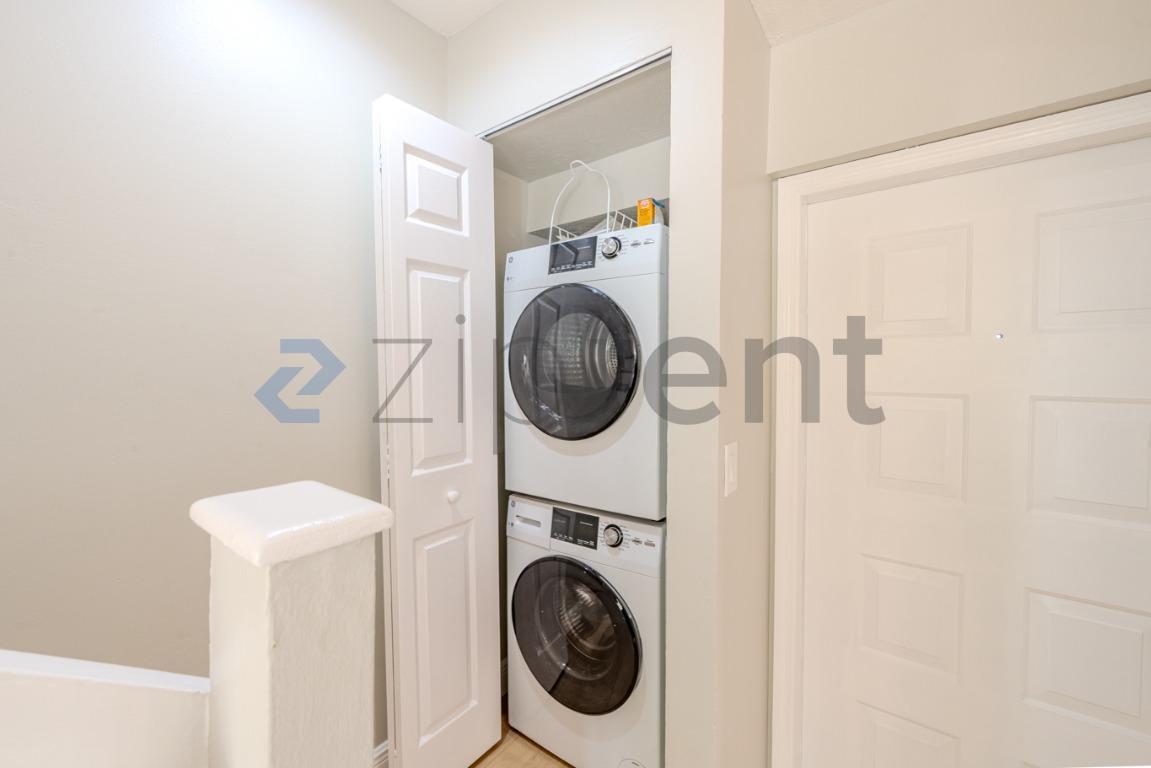 Building Photo - Unit A