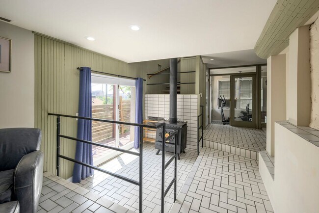 Building Photo - Gorgeous  Home In The Marmalade District O...