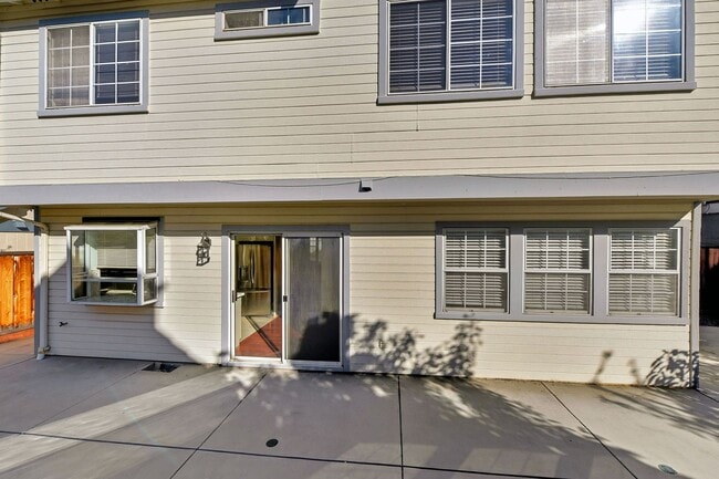 Building Photo - Updated Family Spacious Home w/ Fenced in ...