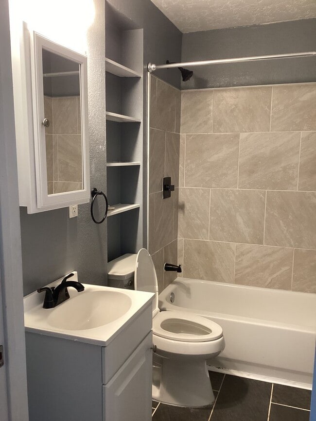 Building Photo - Newly Updated Family Home  Close to Jr. High & High School!  Pets welcome!