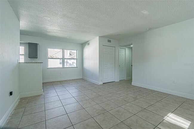 Building Photo - 558 Clearwater Largo Rd