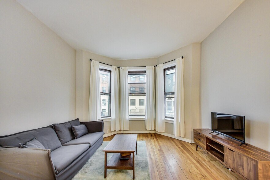 Building Photo - 3554 N Wilton Ave