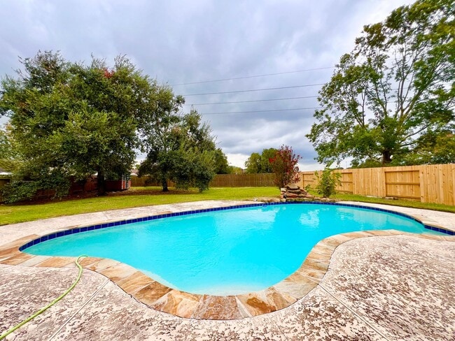 Building Photo - 16735 Village View Trail
