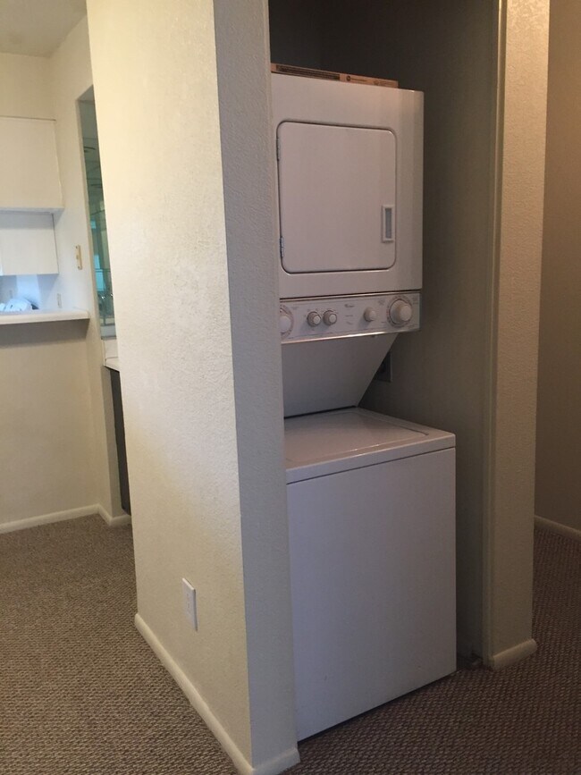 Building Photo - Gorgeous 3Bdrm 2 bath apartment