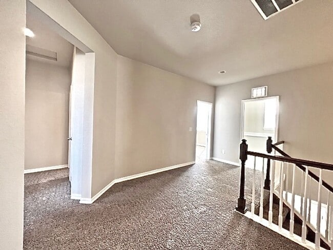 Building Photo - 5 Bedroom Home Close to Downtown Monument!!