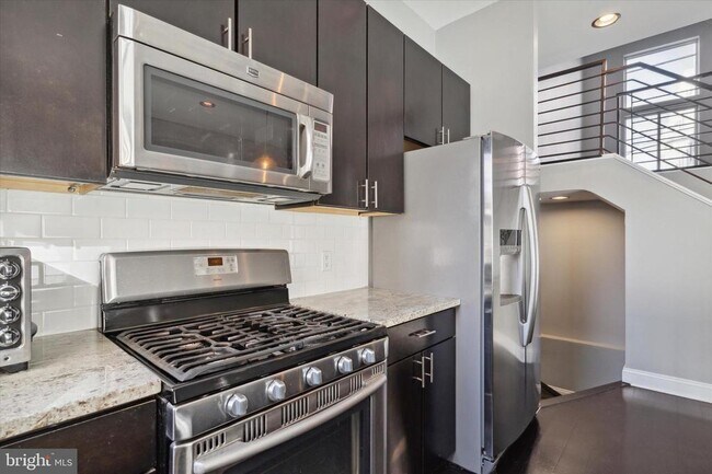 Building Photo - 1353 N Mascher St