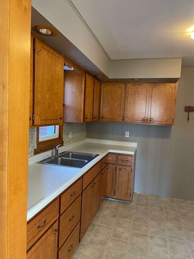 Building Photo - 556 E 5th St