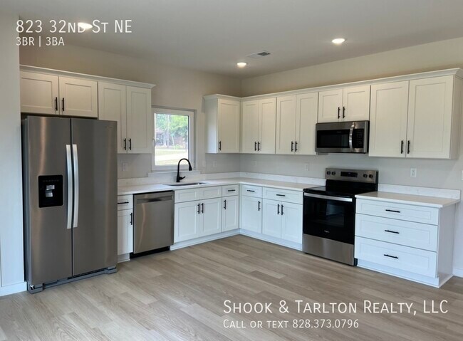 Building Photo - 823 32nd St NE