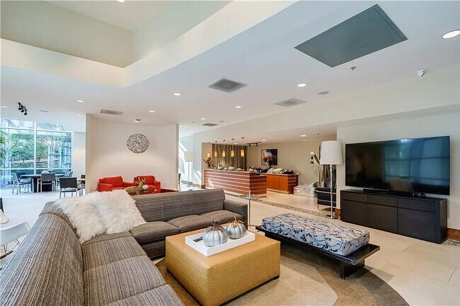 Building Photo - 1 bdrm, 1 bath condo with large private patio. Pool and gym on site!