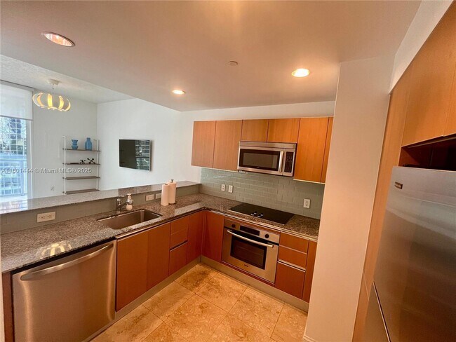Building Photo - 1060 Brickell Ave