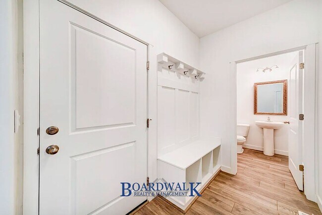 Building Photo - Modern 3-Bed Home with Yard & Amenities