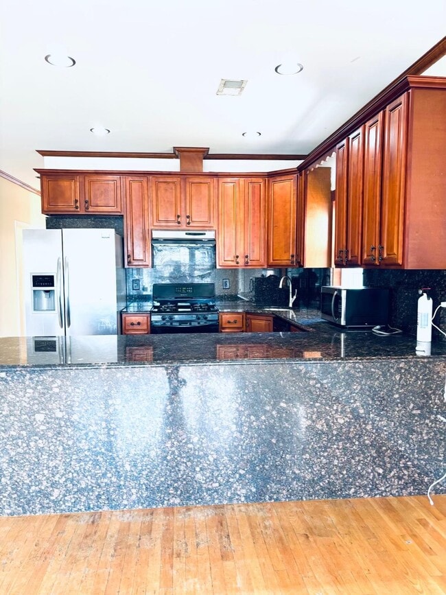 Building Photo - 30 Whitman Ave