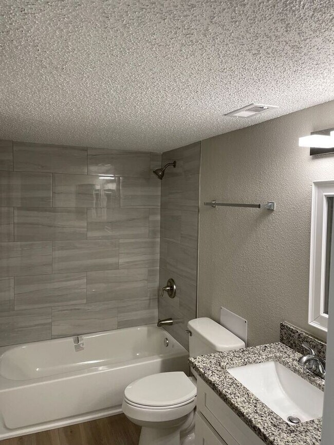 Building Photo - Wonderful 2/1 Condo - ** Move in Special $500 off your first months rent** Available Now !