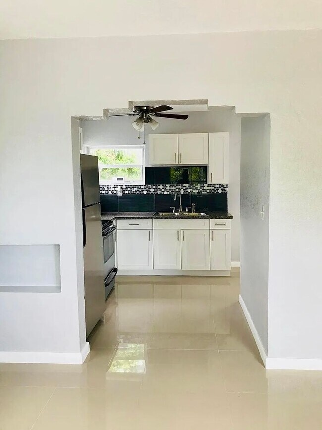 Building Photo - 535 NE 68th St