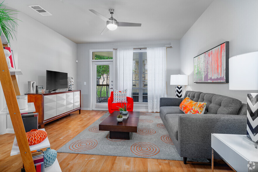 2BR, 2BA - 1125SF - Living Room - Thirty Oaks