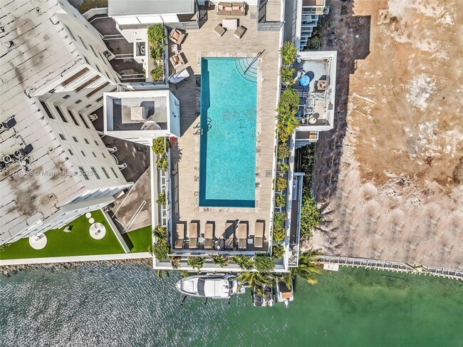 Building Photo - 9901 E Bay Harbor Dr