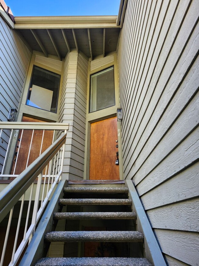 Building Photo - Beautiful 2-Bedroom Condo in Phillips Ranch