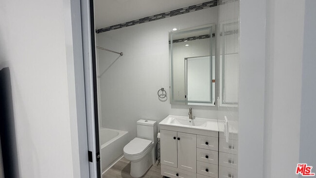 Building Photo - 7345 Tyrone Ave