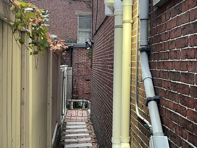 Building Photo - 2 Harvard Pl