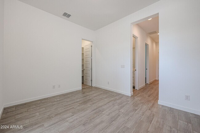 Building Photo - 7702 W Jackrabbit Ln
