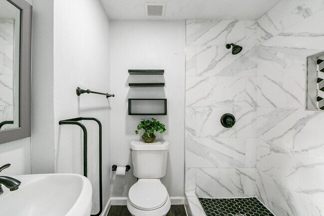 Building Photo - 6002 Greenmont Dr