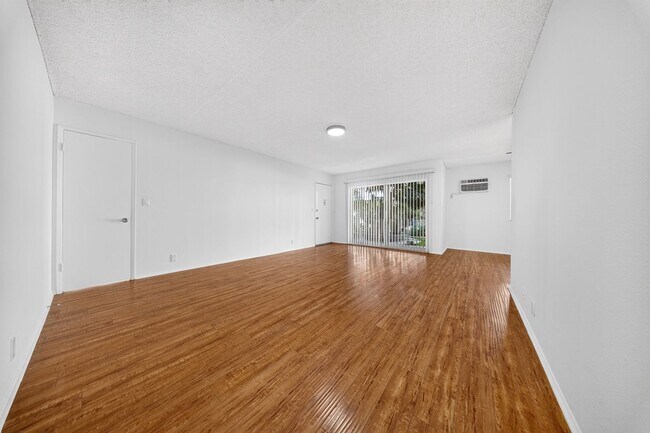 Interior Photo - 20317 Saticoy St