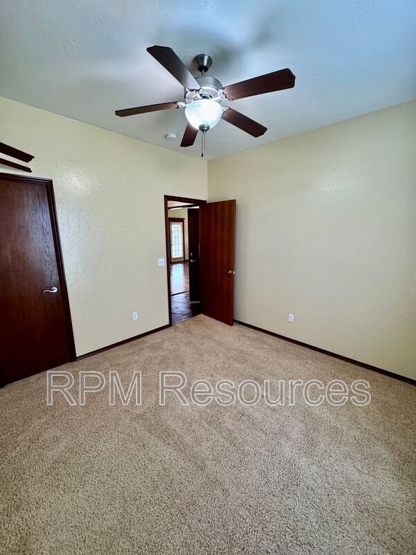 Building Photo - 916 Ethan Ln