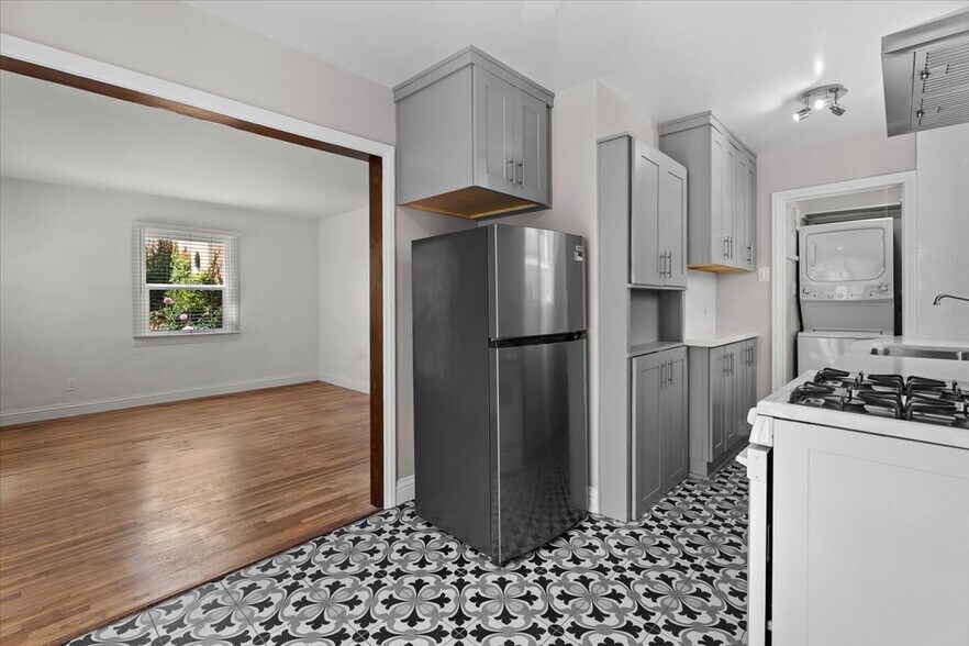 Building Photo - 4044 Huron Ave