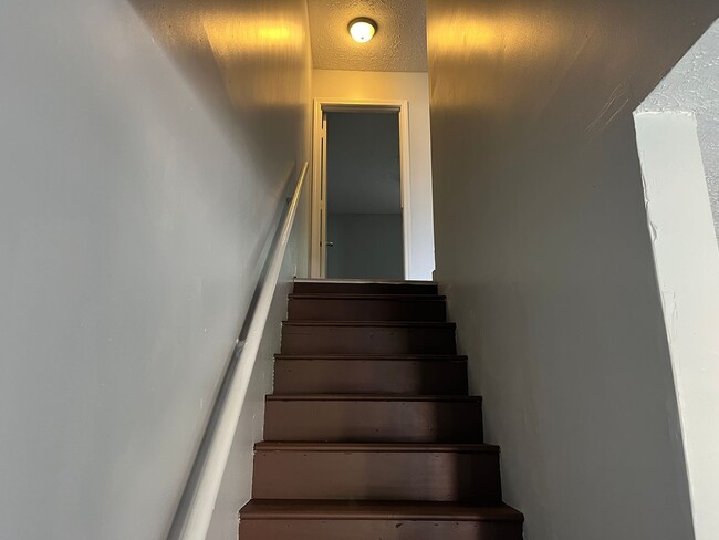 Building Photo - Cozy 3 Bedroom 2 Bathroom Townhouse