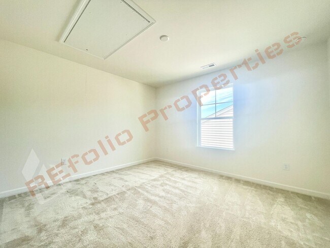 Building Photo - Gorgeous 5 Bedroom, 2.5 Bath Home with Fir...