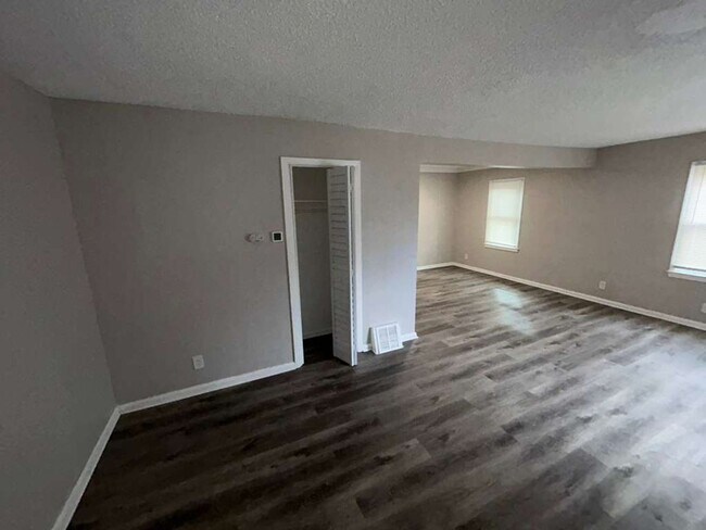 Building Photo - Renovated 3 Bedroom Colonial