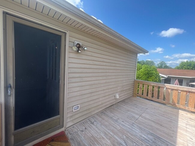 Building Photo - One level Home - 3 Bedroom w/ Garage- Available 08/05!