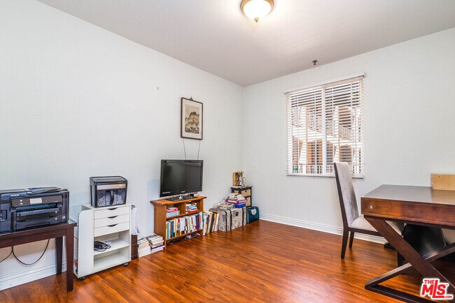 Building Photo - 5132 W Maplewood Ave