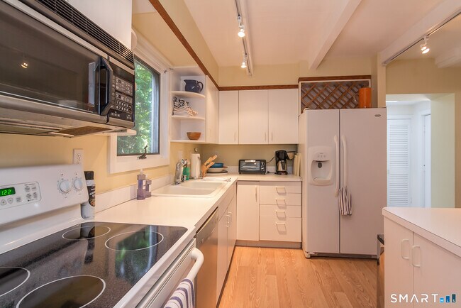 Building Photo - 116 Overshore Dr E