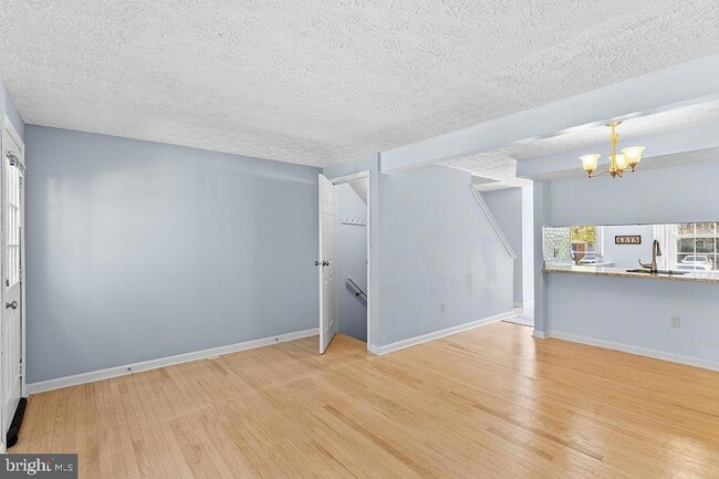 Building Photo - 8094 Grandview Ct