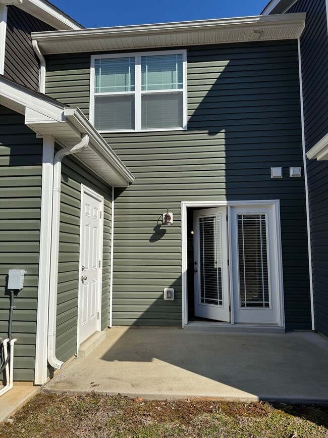 Building Photo - Luxury Living at its best! 2 Bed 2 1/2 Bath Townhome near Downtown!