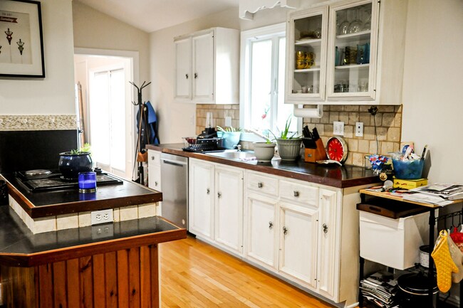 Building Photo - 4 Matisse Dr