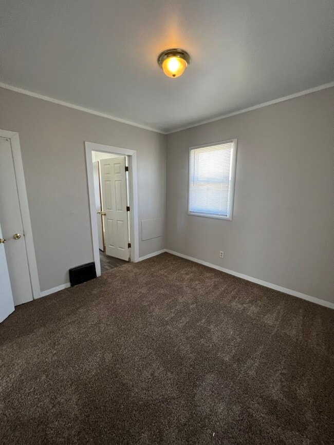 Building Photo - 2 bedroom 1 bath house. off street parking. $1000