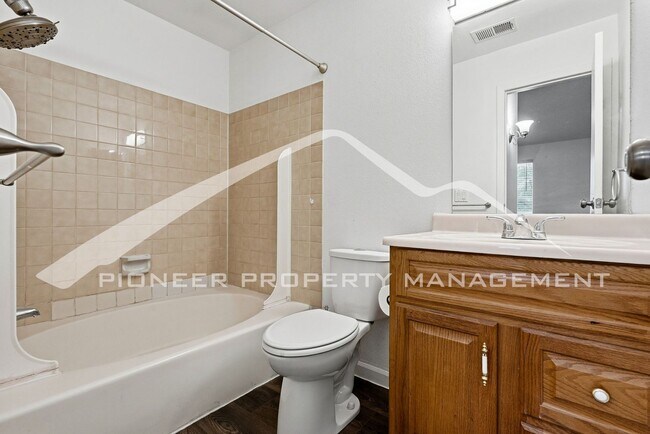 Building Photo - Spacious Condo with Washer/Dryer and Central AC