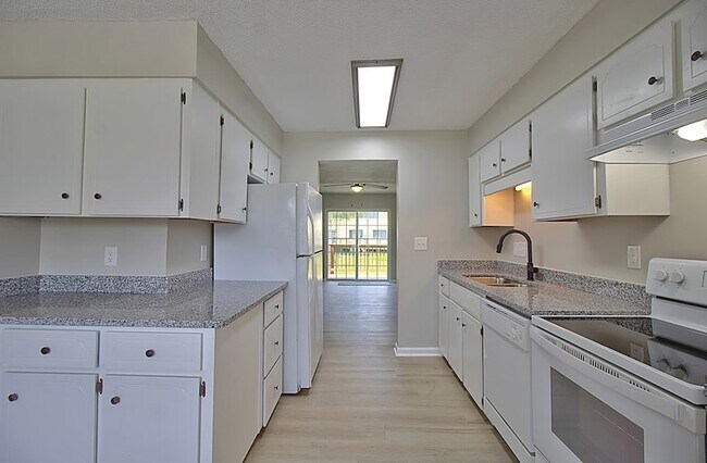 Building Photo - 912 Pineland Ave