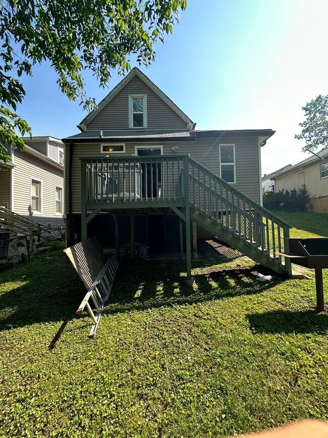 Building Photo - Lovely 2 Bedroom Home