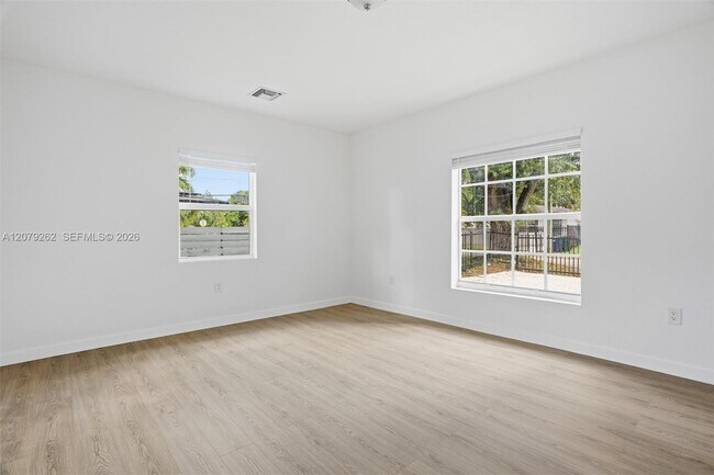 Building Photo - 465 NE 165th St