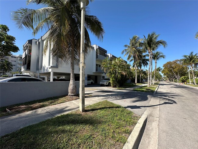 Building Photo - 3582 NE 171 St