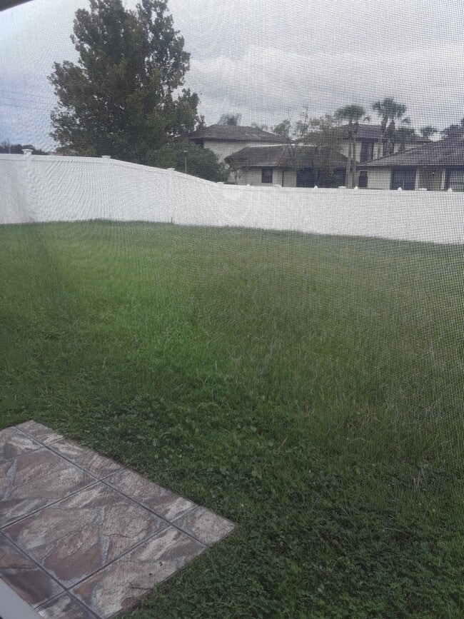 Building Photo - Spacious 4-Bedroom Home in Poinciana!