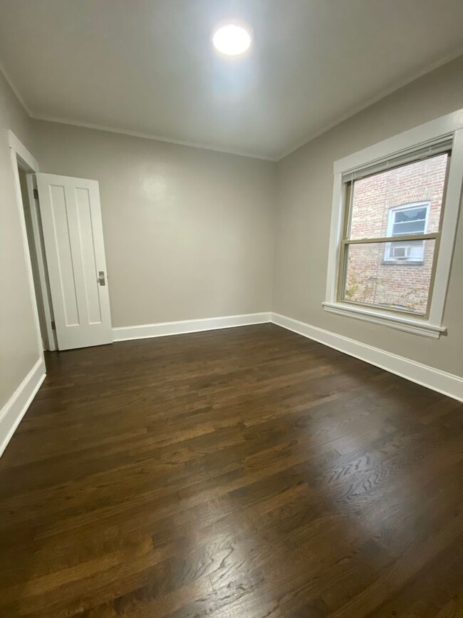 Building Photo - Large newly renovated 2 bedroom condo