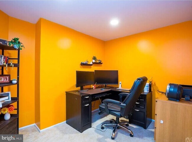 Building Photo - 704 Dahlia Cir