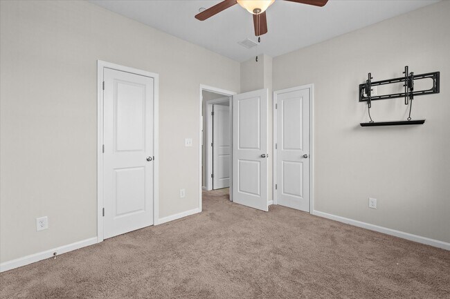 Building Photo - 1024 Moorewood Ln S E